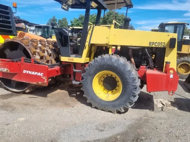 Rolo compactador Dynapac - CA25PD (Ano 1993)