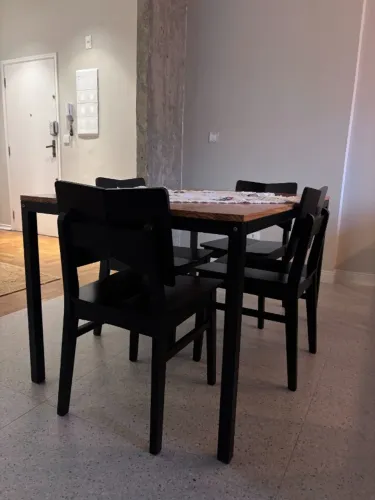 Mesa de jantar com quatro cadeiras
