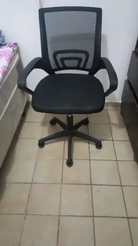 Cadeira de escritório com regulagem de altura e giratória