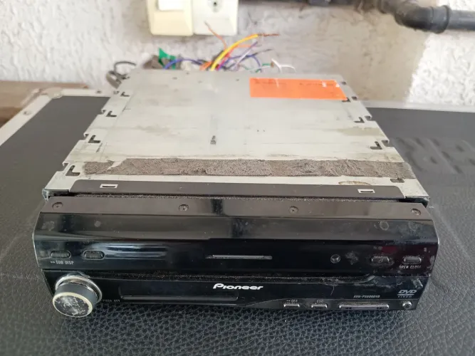 Vendo rádio Pioneer AVH-P5900DVD retrátil. Leia o anúncio.