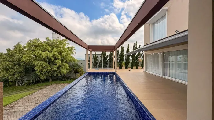 Casa a venda em condomínio no bairro Chácaras Guararema com 344m² de área construída