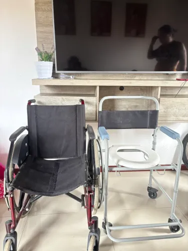 Vendo cadeira de rodas + cadeira de banho
