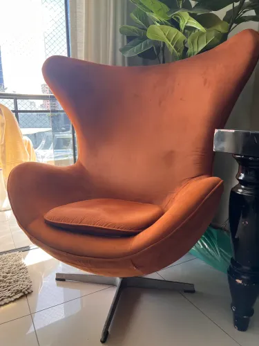Poltrona Egg em tecido Suede