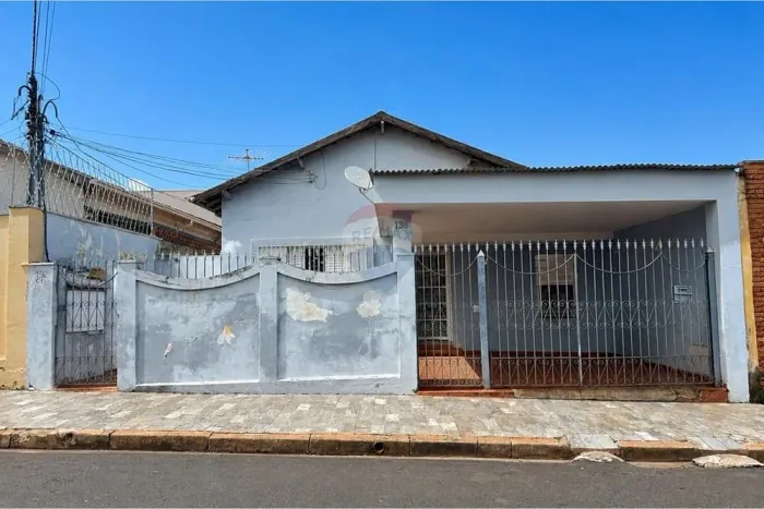 Casa Residencial com Edícula Próxima à Av. Meira Júnior