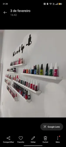 Prateleiras expositoras e esmaltes