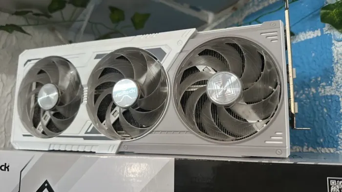 Placa de vídeo RX9060XT 16GB Steel Legend Branca Tri Fan C RGB