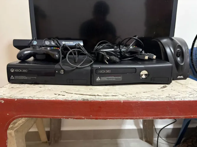 Xbox 360 Super Slim e Xbox Slim com Kinect e 2 controles
