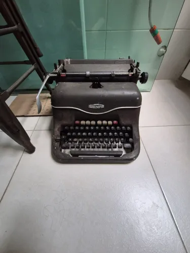 Máquina de escrever antiga
