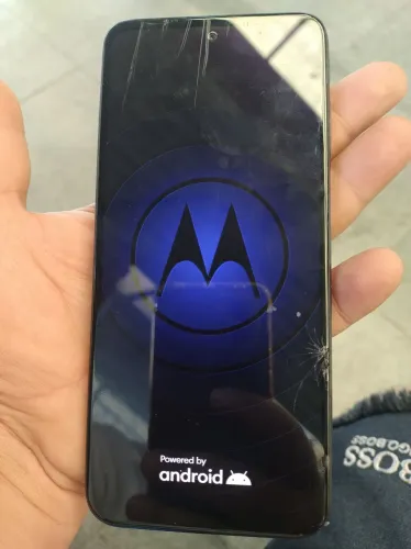 Smartphone moto g52 128 gb trinco na tela não interfere