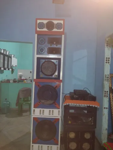 Vendo esse som, com 2 fones de 15 e 1 de 12, 4 tuítes, 3 cornetas, um amplificador e mesa.