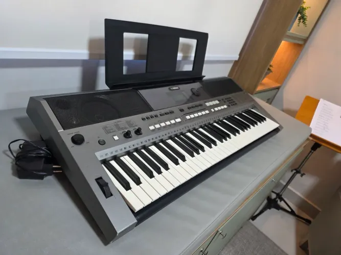 Teclado Yamaha PSR E443