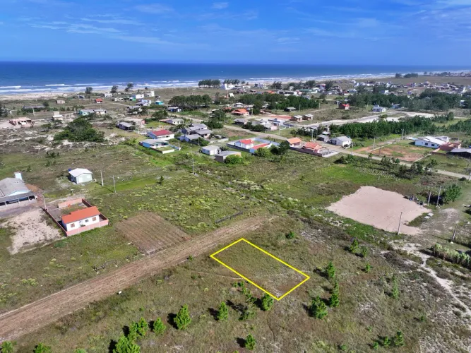 Terreno a 450mt do mar para Investimento no Loteamento Valverde