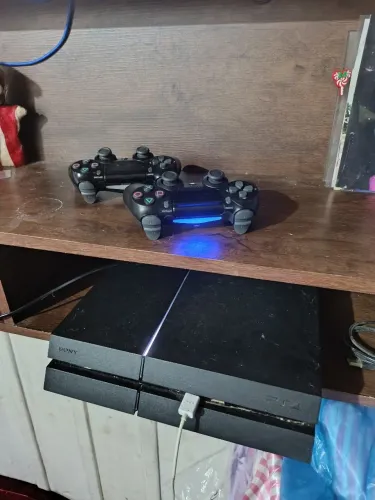Vendo Playstation 4, com 2 controles sem fio,