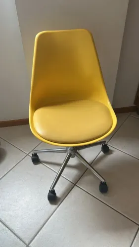 Cadeira escritório Eames com rodinhas