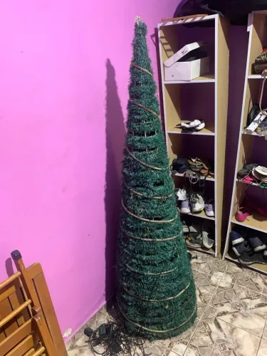 VENDO ESTÁ ÁRVORE DE NATAL.
