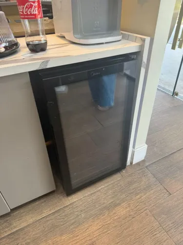 Vendo essa cervejeira,  expositor de bebidas , midea semi nova 