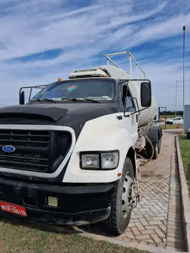 Caminhão pipa f14000