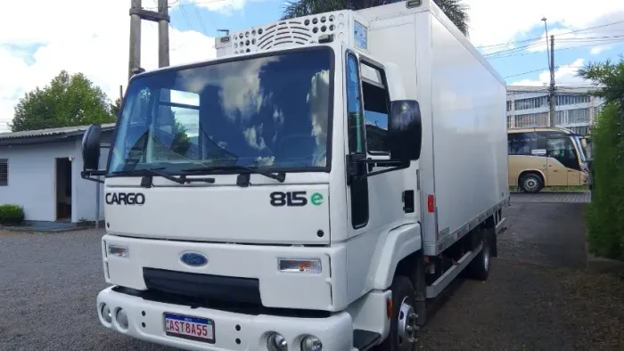 Ford Cargo 815 com camera fria