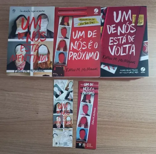 Kit livros Um de nós (acompanha marcadores), de McManus, Karen M.. Ed. Galera