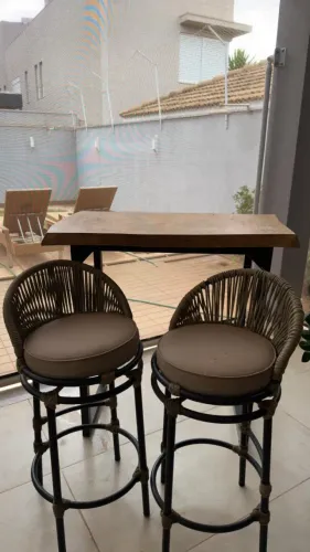 Balcão com 2 bancos.