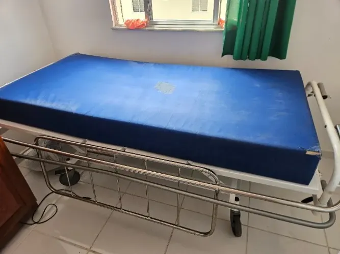 Cama hospitalar + Colchão + colchão pneumático.