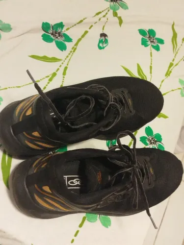 Tênis preto com bordas dourado da olympikus