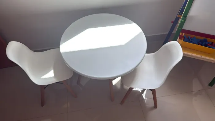 Conjunto de mesa e 2 cadeiras infantis charles eames