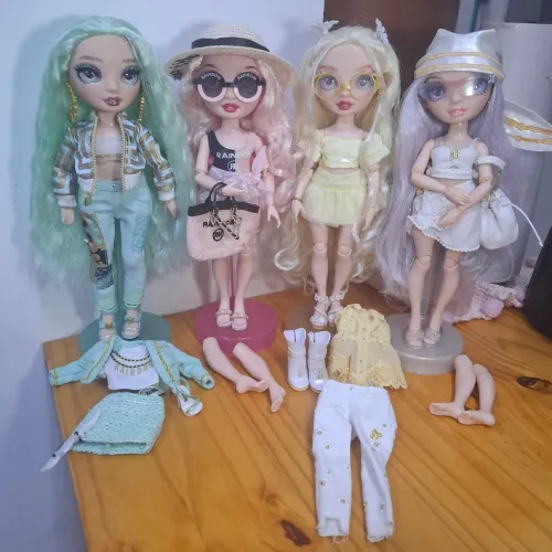 LOTE DE RAINBOW HIGH COM ACESSÓRIOS (DAPHNE E DELILAH VENDIDA)