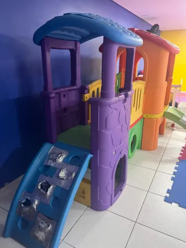 playground infantil com escorregador 