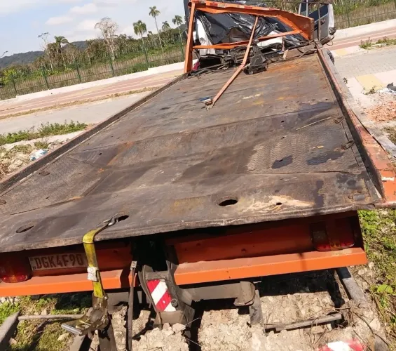 Plataforma hidráulica p caminhão com asa delta