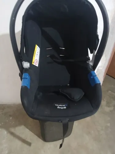 Vende-se carinho de beber+ bebê conforto, marca boa, só fui suado pouquíssima vez. 400$