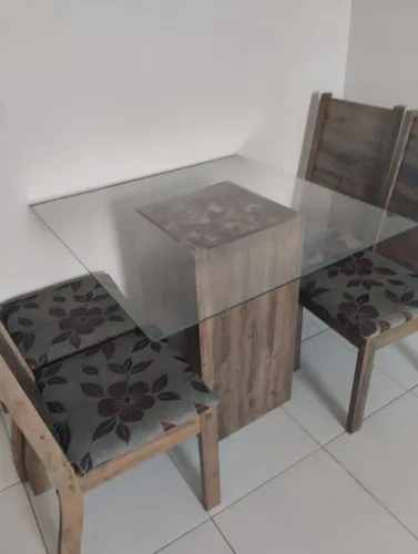 Mesa com 4 cadeiras 