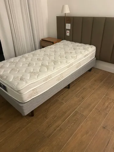 Vendo conjunto de cama e box solteiro 