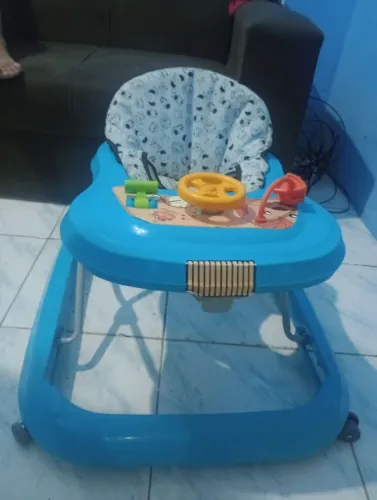 Trocou andadeira de menino por fraudas