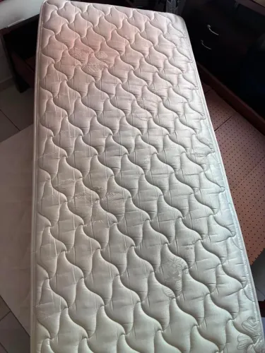 Conjunto cama quarto (cama, criado e colchão)