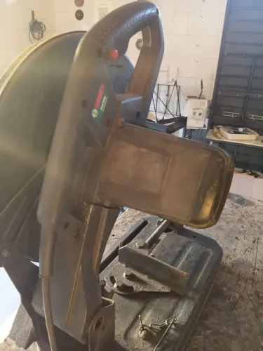 Maquinas industriais potente policorte bochi i Ferrari