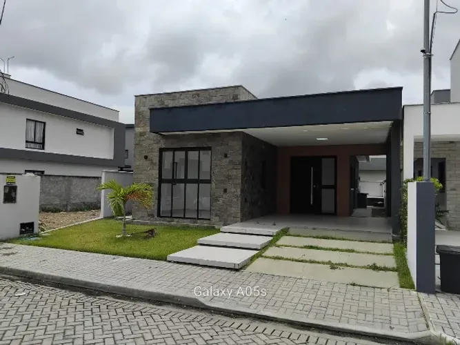 Casa com 03 quartos, projetados, energia solar e jacuzzi no Sunville