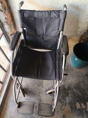 Vende-se cadeira de roda 400R$