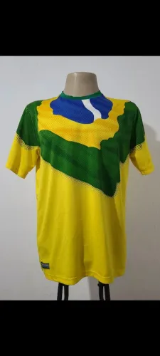 Camisa Amarela do Brasil tamanho G, bonita, bem confortável, design moderno. 
