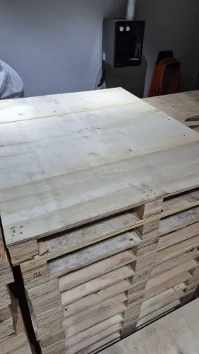 Pallets seminovos compensado medida 1.10 por 1.30 mt reforçado, entregamos.