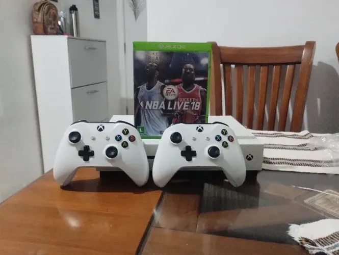 Xbox One S (2 Controles) +1 jogo