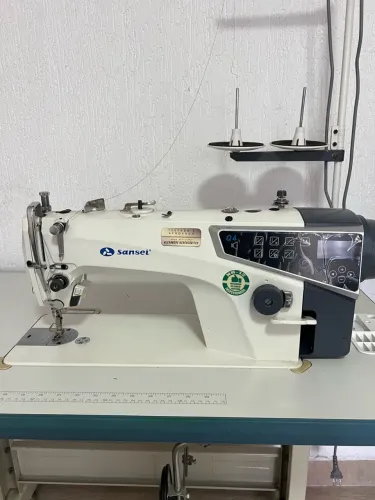Máquina de costura reta industrial