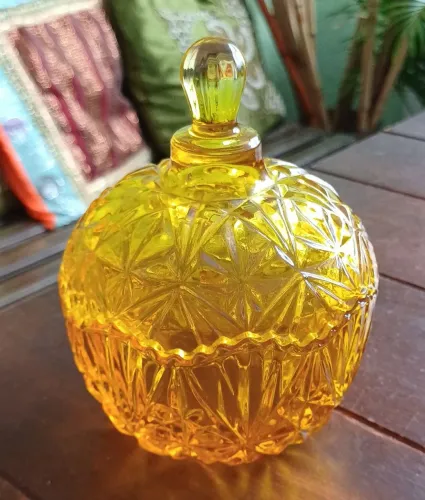 bomboniere de vidro âmbar/amarelo com tampa. leia a descrição 