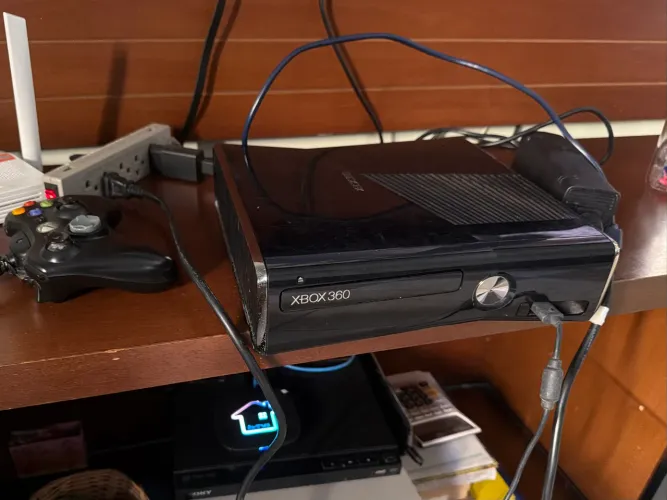 Xbox com HD de 250 GB(alguns jogos) + Cabo Fonte + cabo de carregar o controle
