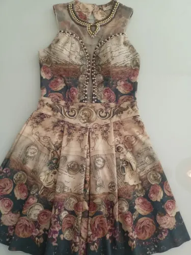 Vestido feminino estampado com pérolas no decote e amarração nas costas