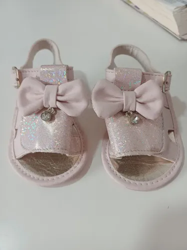Sandália de bebê 1 rosa e 1 dourada tam 18 o valor é cada uma. 