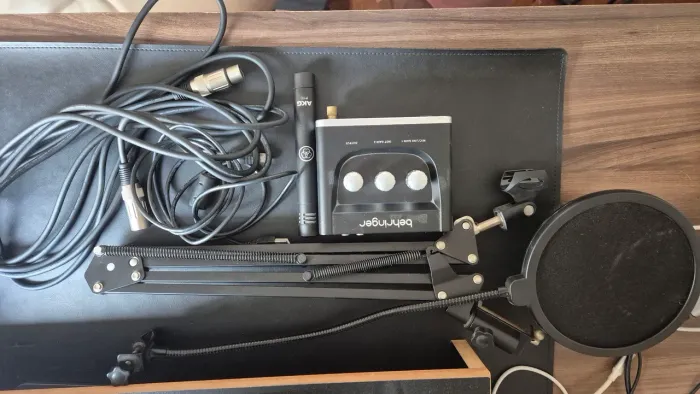 Kit Home Studio - AKG P170 + Behringer UM2 + Acessórios
