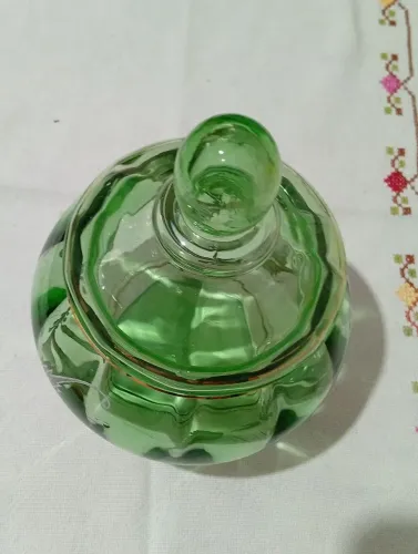 Bomboniere de Vidro Verde com Tampa e Detalhes Dourados