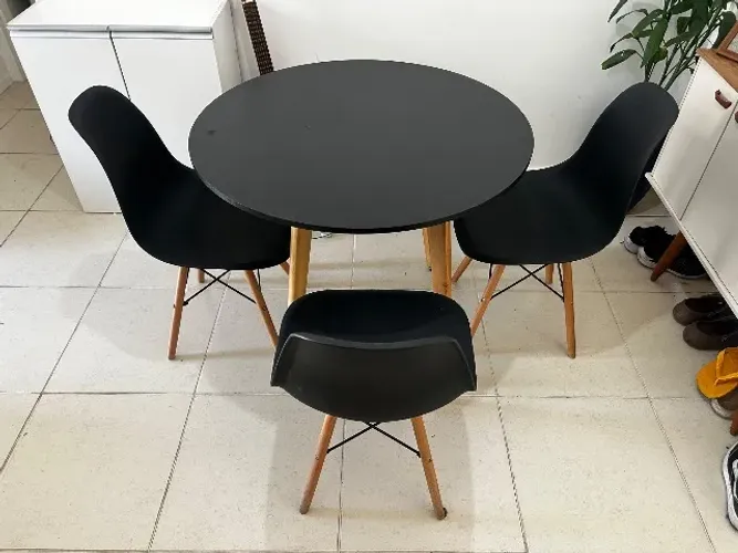 Mesa de jantar redonda + 3 cadeiras pés palito