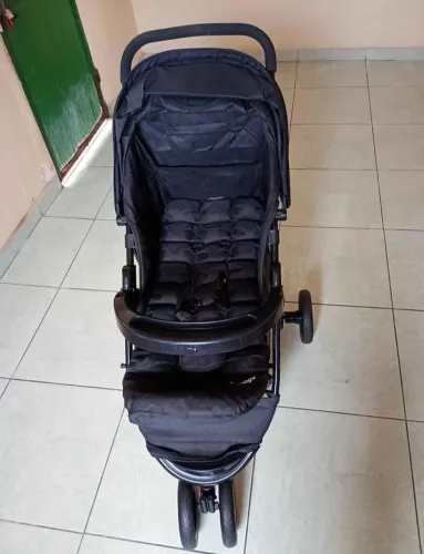 Carinho de bebê pouco usado.